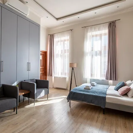 Paulay Ede Street Dual Ac, Elevator Apartment Budapest